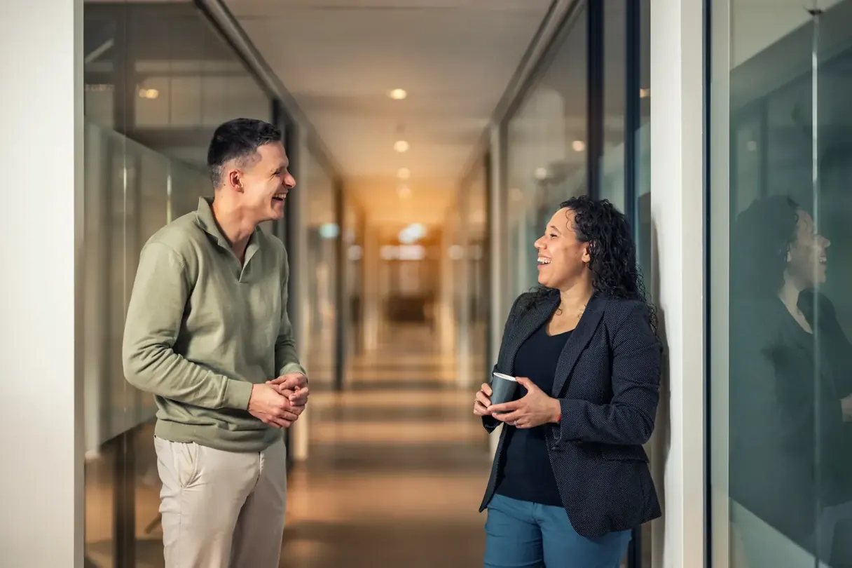 Twee Bluetang collega's in gesprek op kantoor